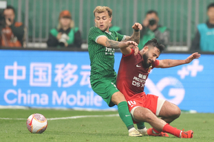 受伤的彭啸进入战上海U20的替补席，此前球员遭遇韧带损伤（曾遭韧带损伤，彭啸进入对阵上海U20之战替补席）