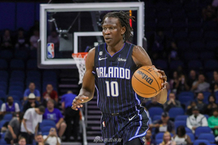 2025中足联颁奖：辽宁铁人队刘伟国当选中甲赛季最佳门将（中足联2025颁奖礼：辽宁铁人刘伟国荣膺中甲赛季最佳门将）