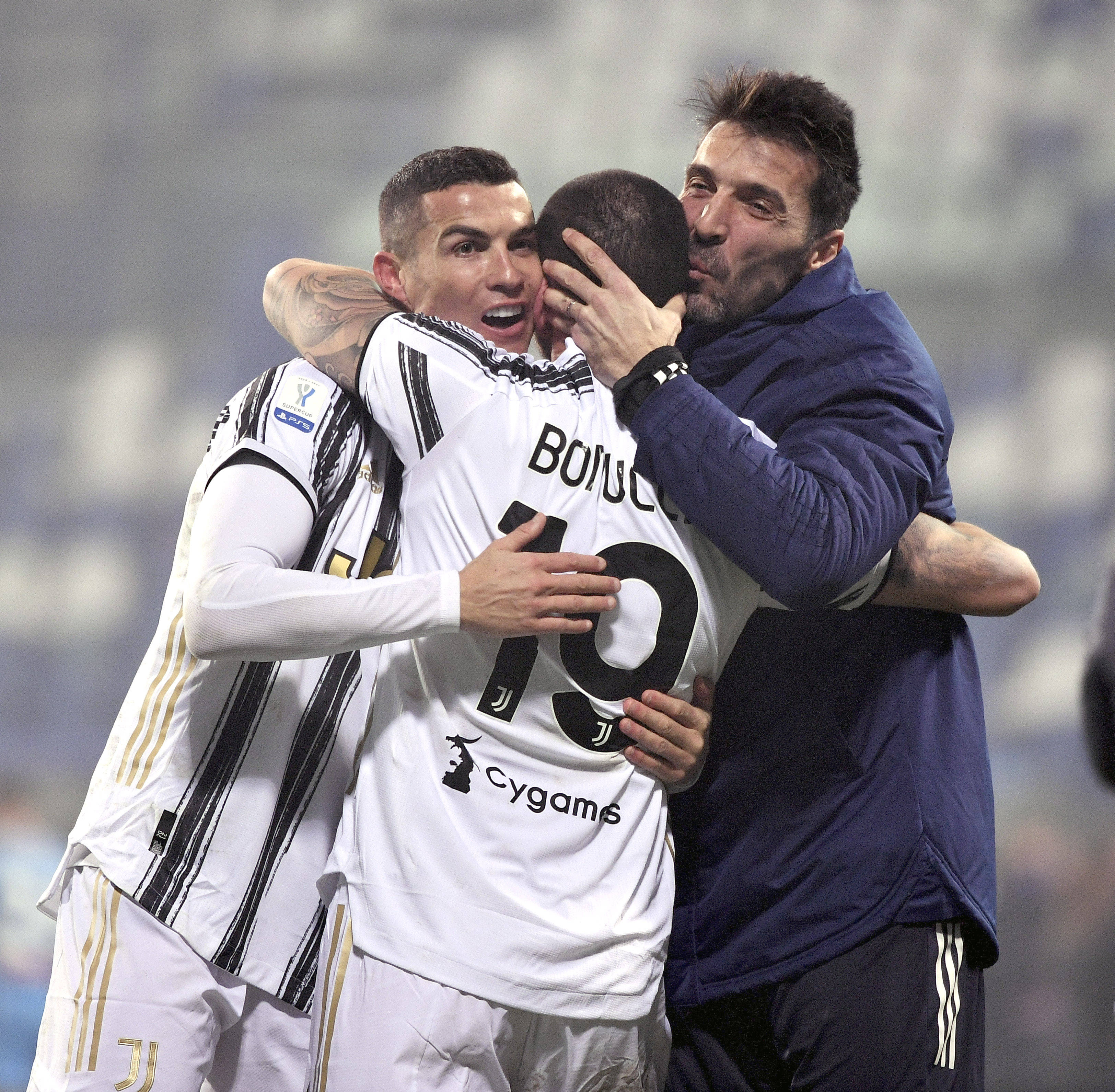 巴萨新球场揭幕战，比赛第10分钟全场球迷高呼梅西名字（巴萨新主场揭幕战第10分钟，全场球迷齐声呼喊梅西）