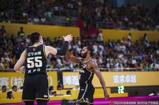 广东对抗训练！萨姆纳暴扣，王少杰好使，崔永熙未现身5v5！（广东队对抗训练！萨姆纳飞天暴扣，王少杰状态火热，崔永熙未参加5v5）