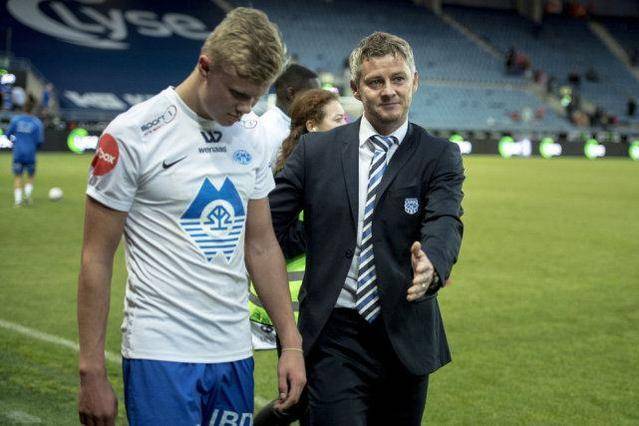 拿来吧你！柏林赫塔球员一把抢过对手教练给球员的战术小纸条（赛场突发：柏林赫塔球员当众夺走对方教练递给球员的战术纸条）